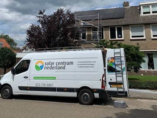 Servicebus van Solar Centrum Nederland bij een woning met zonnepanelen